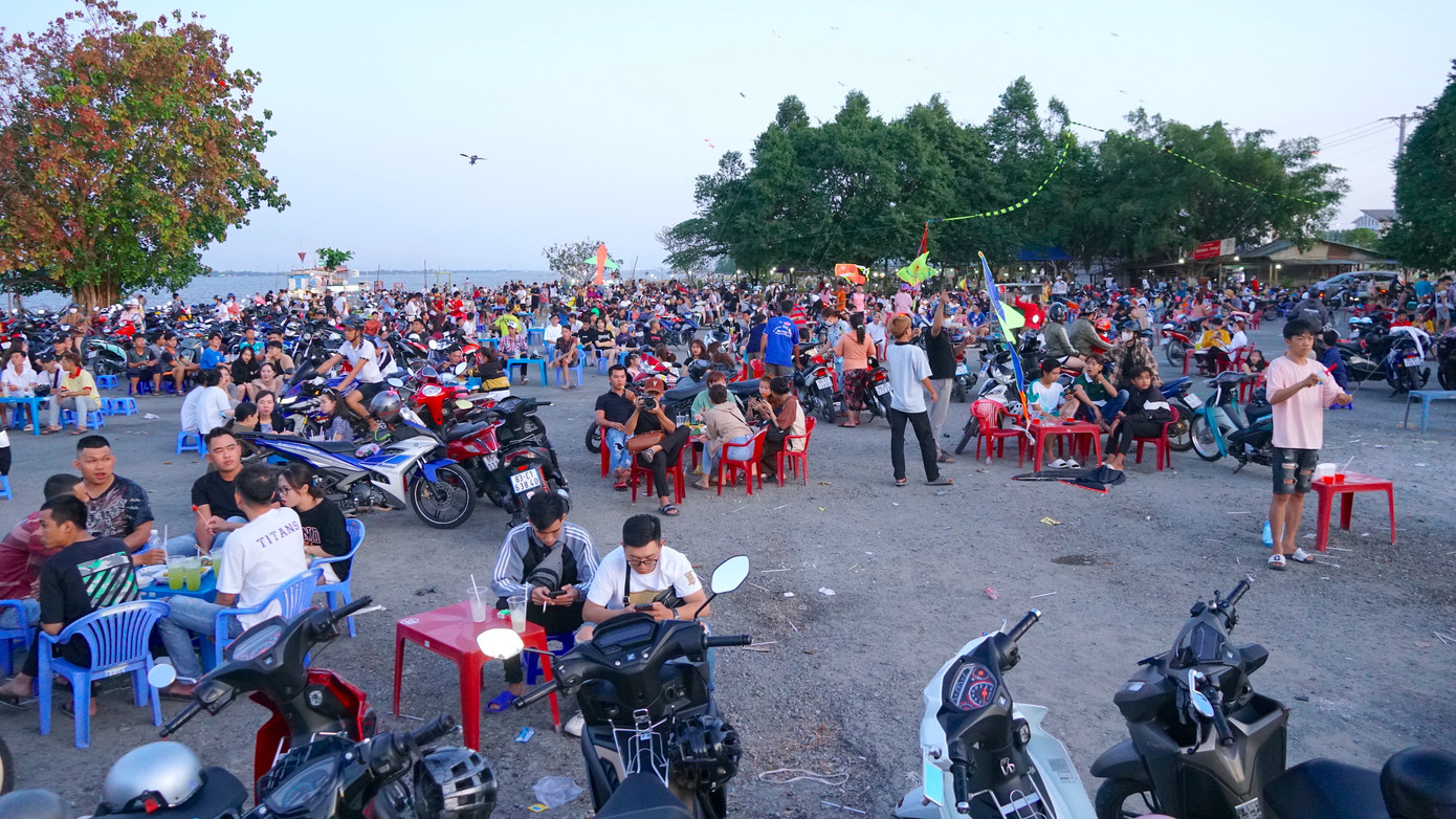 Tại các khu vực trống, có không gian rộng, không có xe cộ qua lại thuộc quận Ninh Kiều, Bình Thủy, Cái Răng như: Bờ sông khu dân cư 586, bờ hồ Búng Xáng, công viên sông Hậu,... tập trung rất đông thanh niên đến thả diều. Tại các khu vực trống, có không gian rộng, không có xe cộ qua lại thuộc quận Ninh Kiều, Bình Thủy, Cái Răng như: Bờ sông khu dân cư 586, bờ hồ Búng Xáng, công viên sông Hậu,... tập trung rất đông thanh niên đến thả diều.