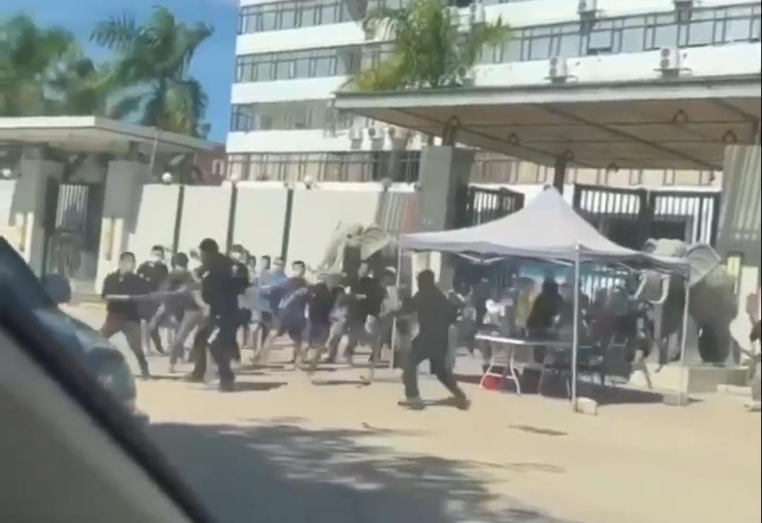 Hình ảnh hàng chục người tháo chạy khỏi Casino Rich World (Campuchia) được đăng tải trên mạng xã hội.