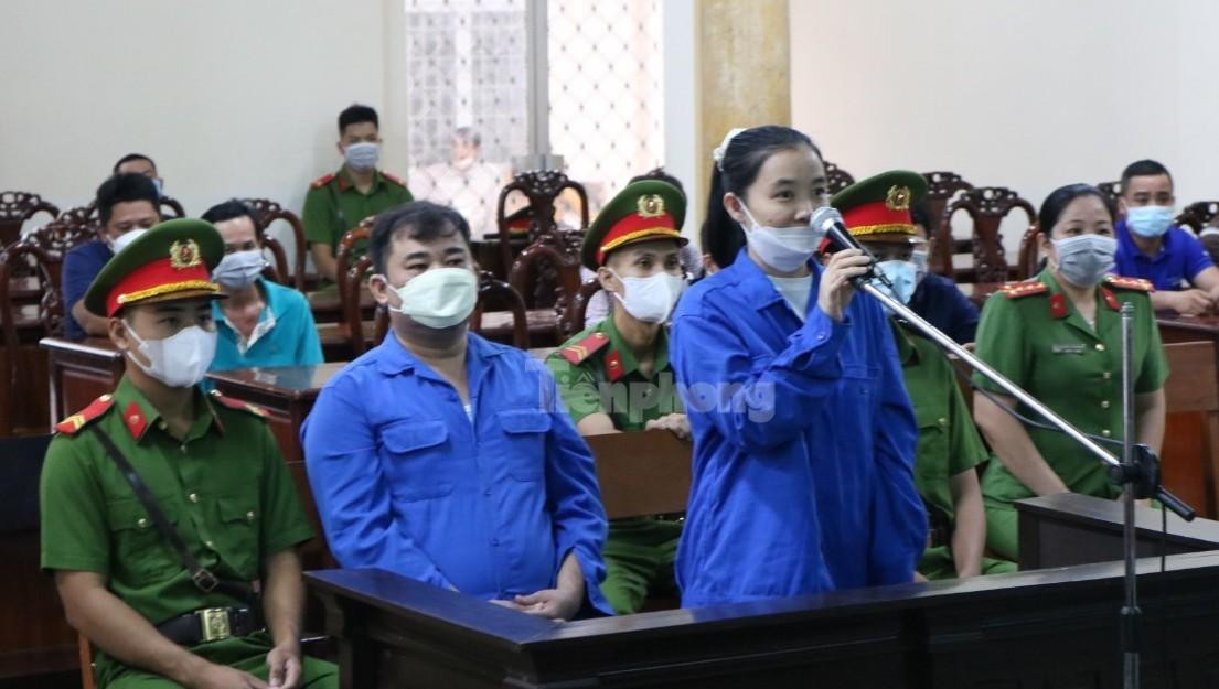 Bị cáo Thi (vợ Mãnh) trả lời tại phiên toà - Ảnh: Kim Hà. Bị cáo Thi (vợ Mãnh) trả lời tại phiên toà - Ảnh: Kim Hà.