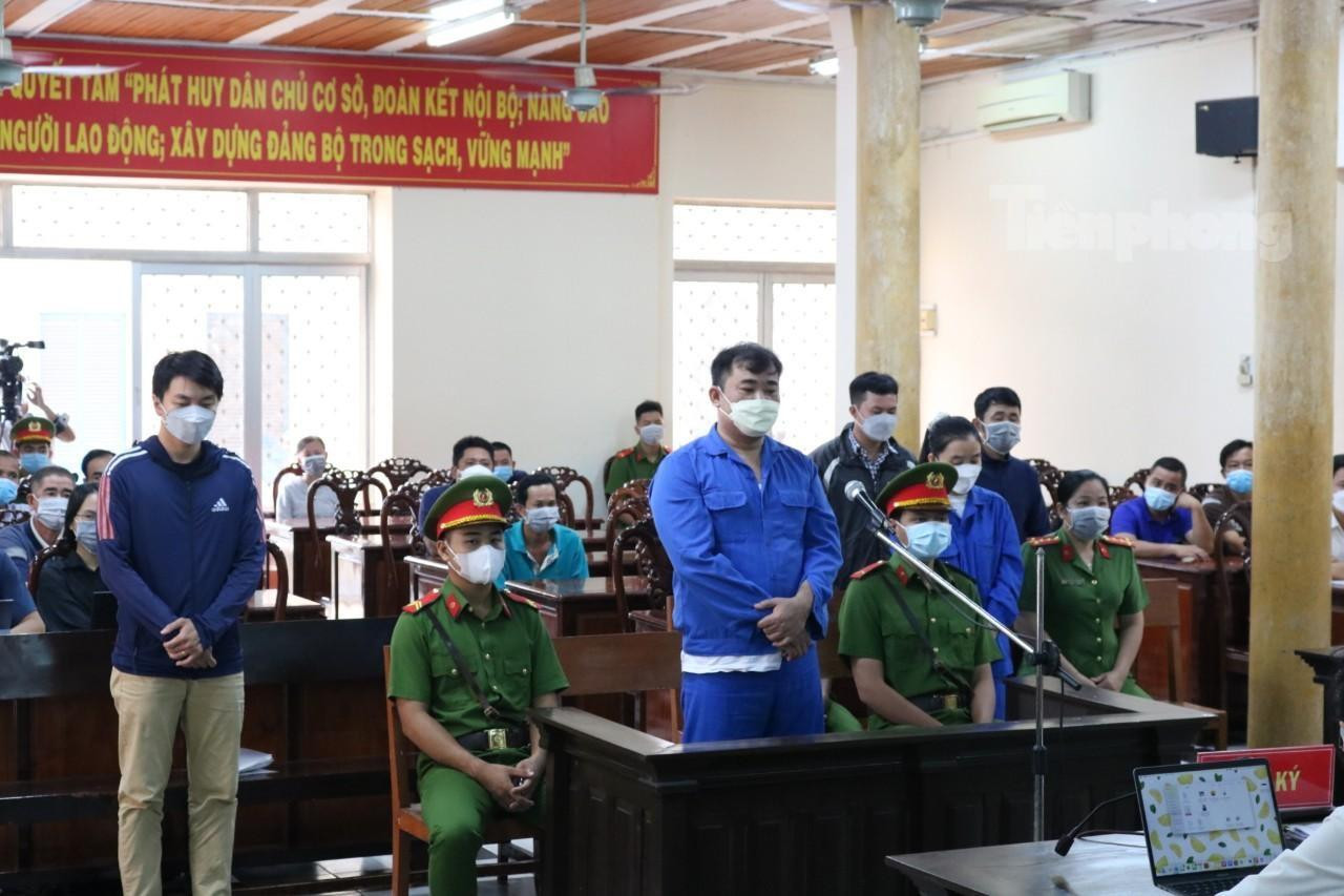 Mãnh và các đồng phạm tại phiên toà - Ảnh: Kim Hà. Mãnh và các đồng phạm tại phiên toà - Ảnh: Kim Hà.