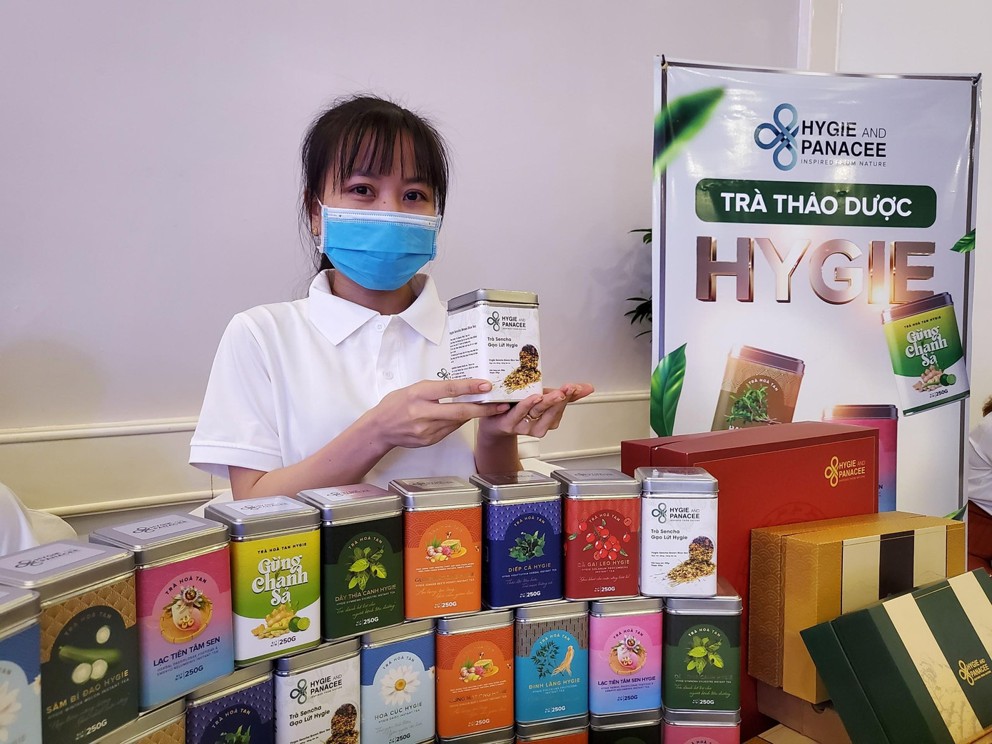 Sản phẩm dược trà của chị Đoàn Thị Hồng Thắm đạt giải nhì - Ảnh: Kim Hà.