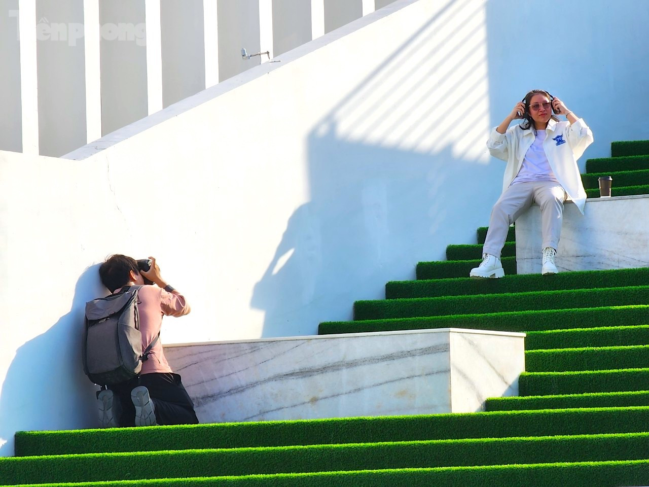 Thậm chí, nhiều bạn còn đầu tư trang phục, make up, thuê thợ chụp ảnh chuyên nghiệp để có những bức ảnh thật “chất”.