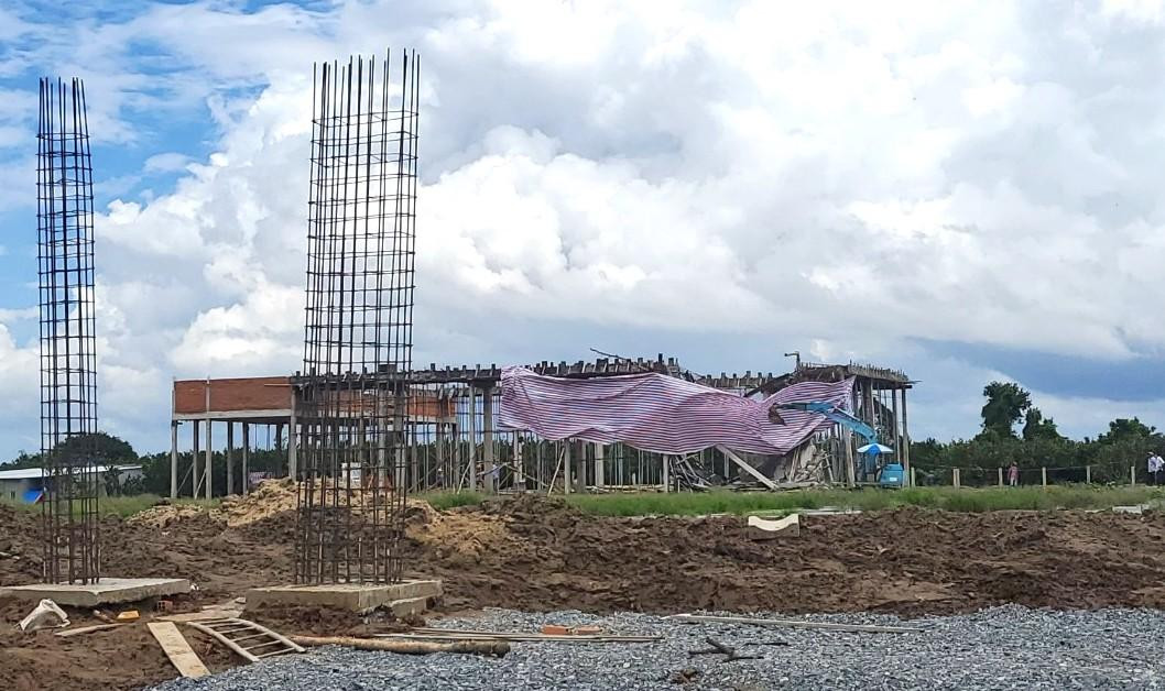 Sập giàn giáo tại Trung tâm Văn hóa – Thể thao truyền hình thị xã Bình Minh khiến 1 người tử vong - Ảnh: Kim Hà. Sập giàn giáo tại Trung tâm Văn hóa – Thể thao truyền hình thị xã Bình Minh khiến 1 người tử vong - Ảnh: Kim Hà.