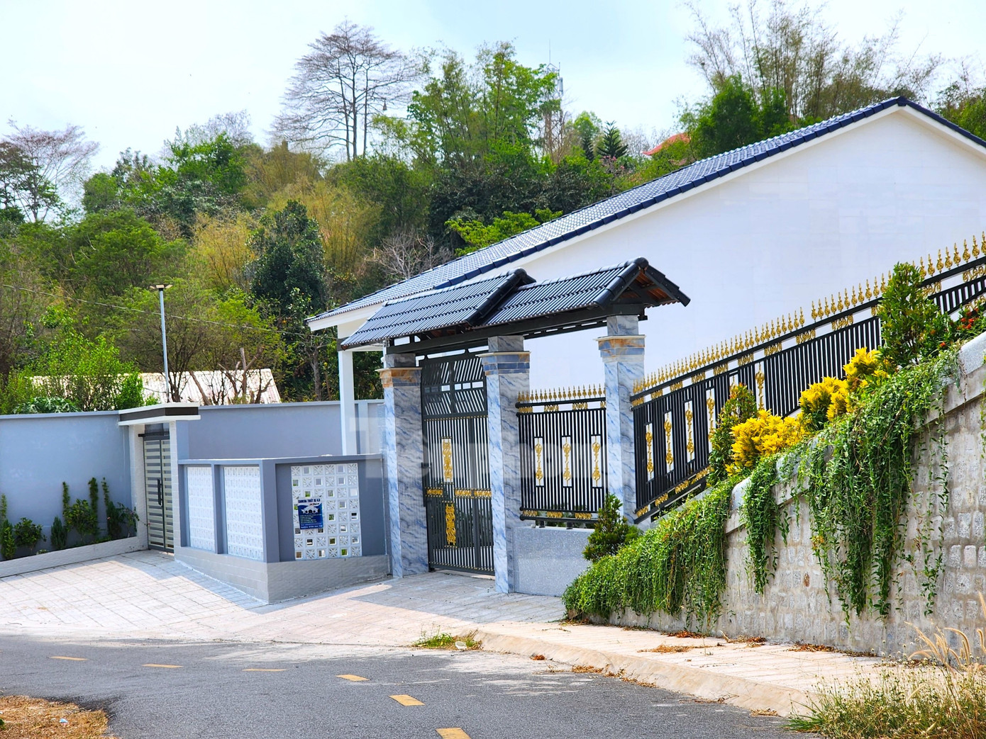 Chủ tịch UBND thị trấn Núi Sập khẳng định, quan điểm của địa phương là kiên quyết xử lý, tuyên truyền, vận động người dân vi phạm phải phá dỡ, khắc phục các công trình không phép. Nếu ai không chấp hành sẽ áp dụng biện pháp cưỡng chế. Đồng thời, ông cũng cho biết, các công trình trên Núi Sập đa số do người dân tự chuyển nhượng, không được cấp sổ đỏ và cấp phép xây dựng. Hơn nữa, do vị trí trên núi khuất nên khó phát hiện hành vi vi phạm. Ảnh: Kim Hà.