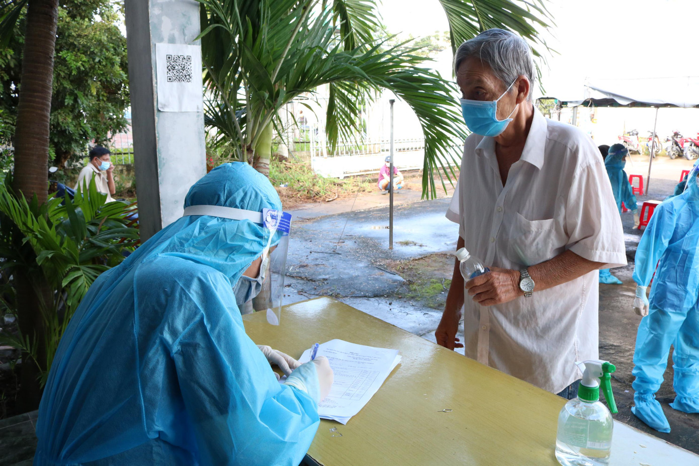 Cụ ông đến nộp phiếu vào tiêm vắc xin phòng COVID-19 tại điểm tiêm phường Trà Nóc. Ảnh: Kim Hà.