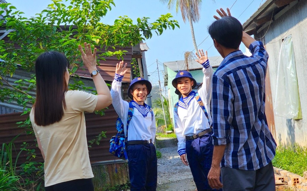 Những câu dặn dò, động viên của người thân, bạn bè khiến hai tân binh vững tin hơn trong chặng đường sắp tới. - Ảnh: Kim Hà.