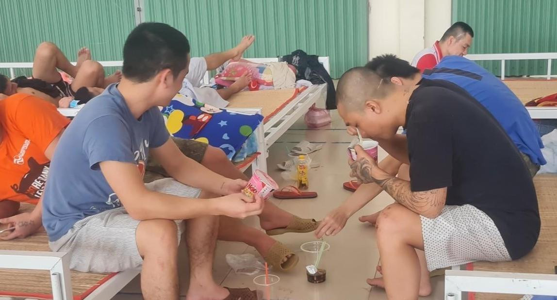 Các lao động đang được cơ quan chức năng tỉnh An Giang bố trí ăn nghỉ tại Nhà văn hóa xã Đa Phước, huyện An Phú. Các lao động đang được cơ quan chức năng tỉnh An Giang bố trí ăn nghỉ tại Nhà văn hóa xã Đa Phước, huyện An Phú.