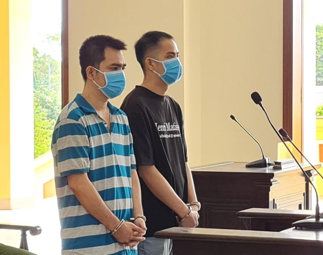 Bị cáo Trung và Hùng tại phiên toà.