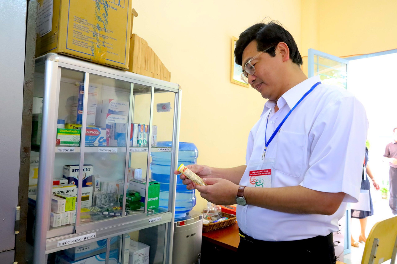Ông Trần Thanh Bình - Giám đốc Sở GD&ĐT TP Cần Thơ kiểm tra tủ thuốc tại một điểm thi. Ông Trần Thanh Bình - Giám đốc Sở GD&ĐT TP Cần Thơ kiểm tra tủ thuốc tại một điểm thi.