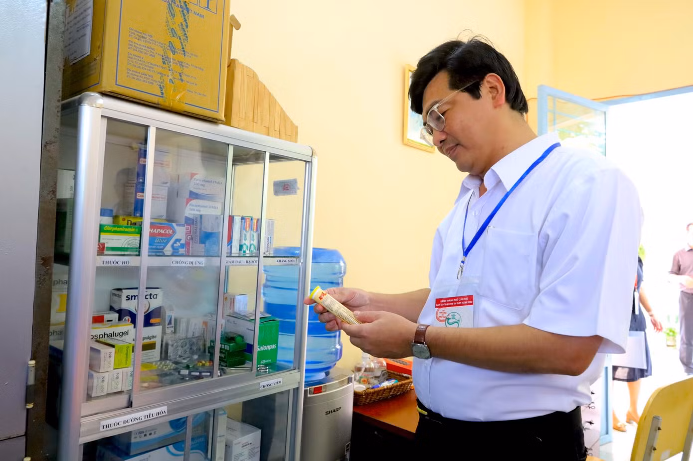 Ông Trần Thanh Bình - Giám đốc Sở GD&amp;ĐT TP Cần Thơ kiểm tra tủ thuốc tại một điểm thi.