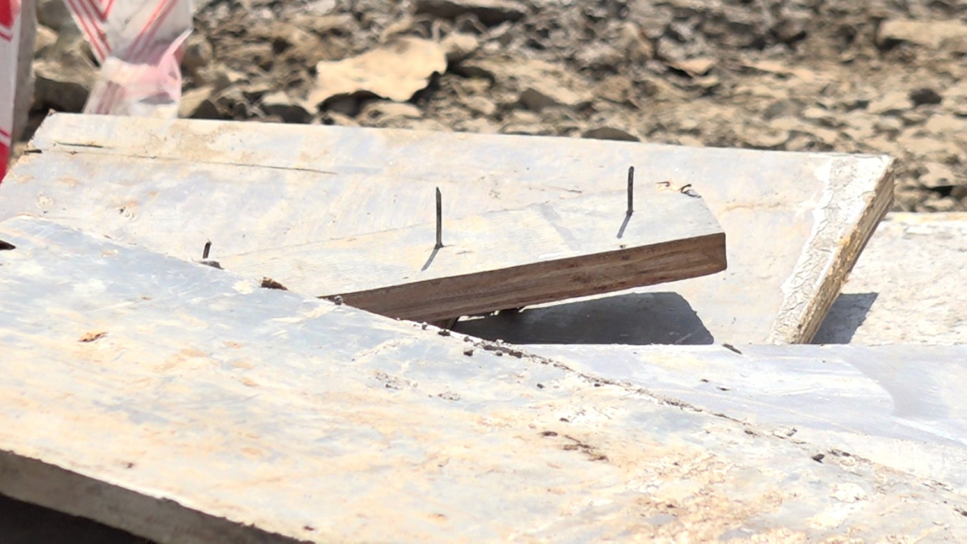 Nhiều tấm ván có đinh xuất hiện trên đường.