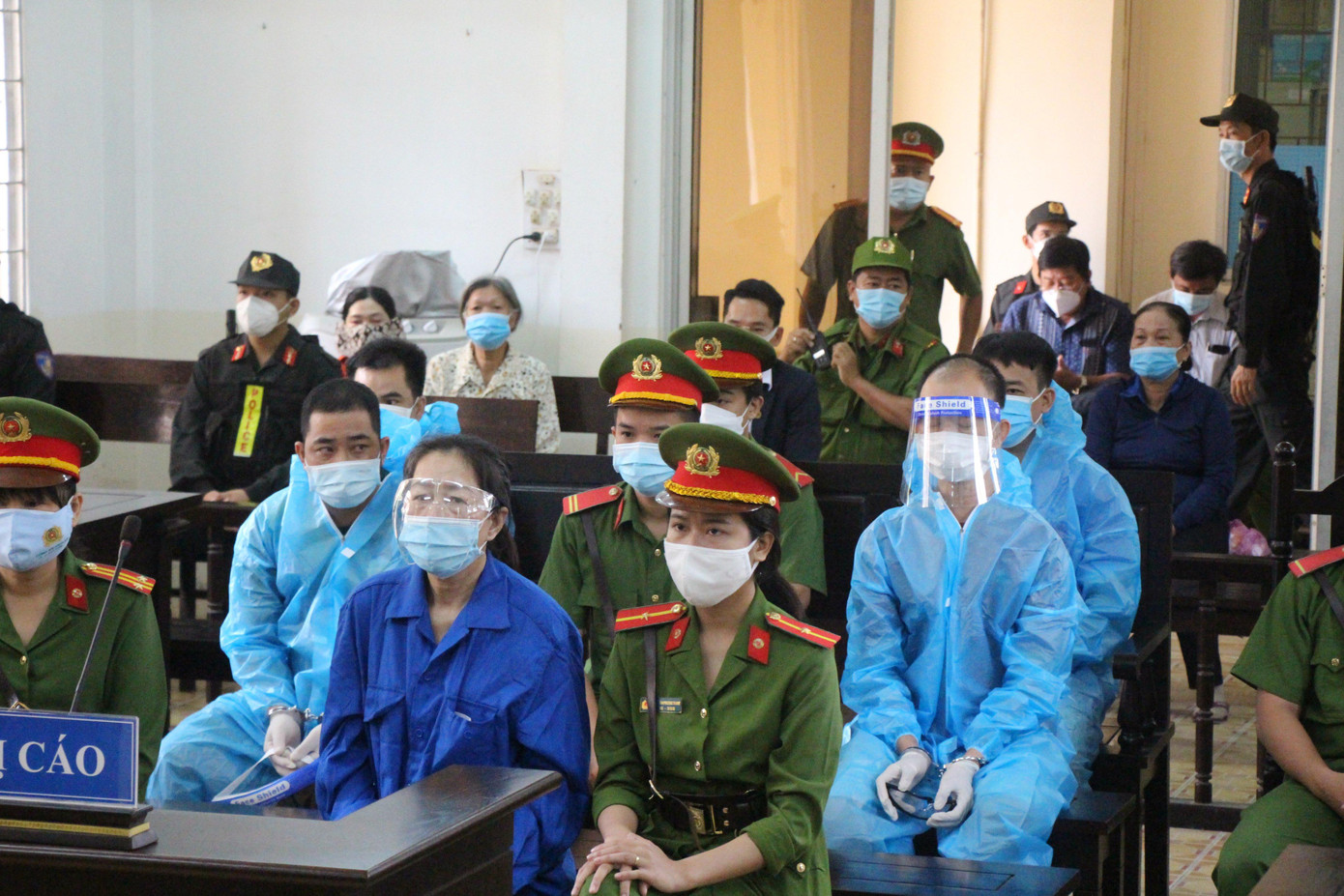 Các bị cáo tại phiên toà. Các bị cáo tại phiên toà.