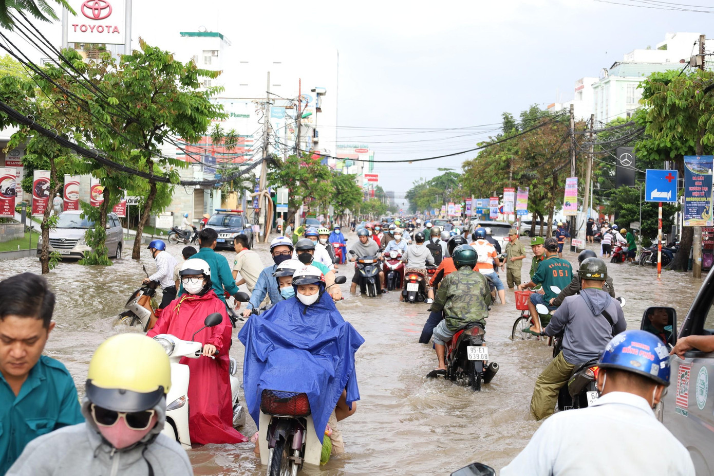 Người dân Cần Thơ chật vật trong "biển nước" giữa lòng thành phố sau "combo" mưa lớn và triều cường sáng 13/10. Người dân Cần Thơ chật vật trong "biển nước" giữa lòng thành phố sau "combo" mưa lớn và triều cường sáng 13/10.