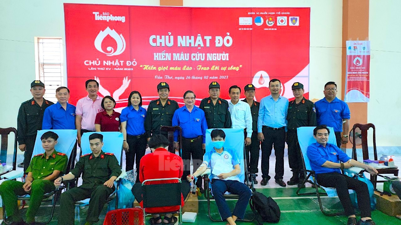 Ông Trần Việt Trường chụp ảnh lưu niệm cùng Ban Tổ chức Chủ nhật Đỏ.