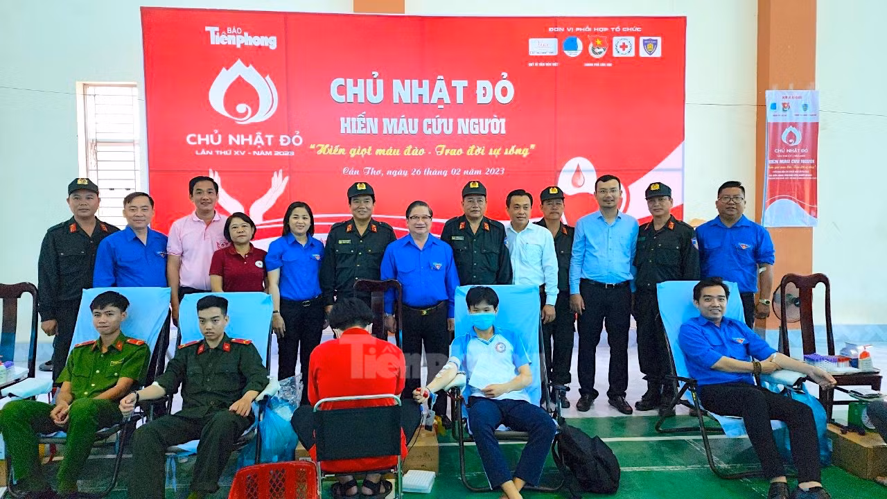 Ông Trần Việt Trường chụp ảnh lưu niệm cùng Ban Tổ chức Chủ nhật Đỏ.