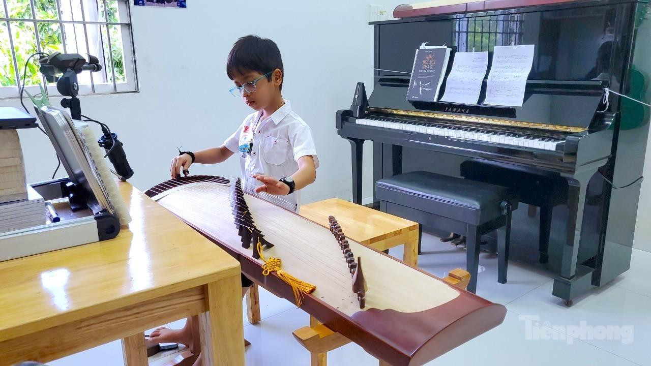 Không chỉ học giỏi, cậu bé còn có tài năng âm nhạc điêu luyện - Ảnh: Kim Hà. Không chỉ học giỏi, cậu bé còn có tài năng âm nhạc điêu luyện - Ảnh: Kim Hà.