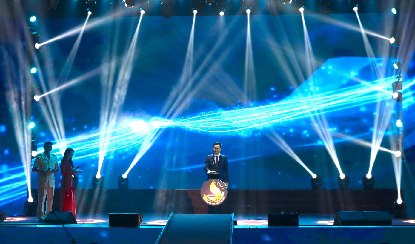 Ông Lê Ngọc Quang - Tổng Giám đốc Đài Truyền hình Việt Nam – Đồng chủ tịch Liên hoan ấn nút khai mạc Liên hoan Truyền hình, Phát thanh CAND lần thứ XIII - Ảnh: Kim Hà.