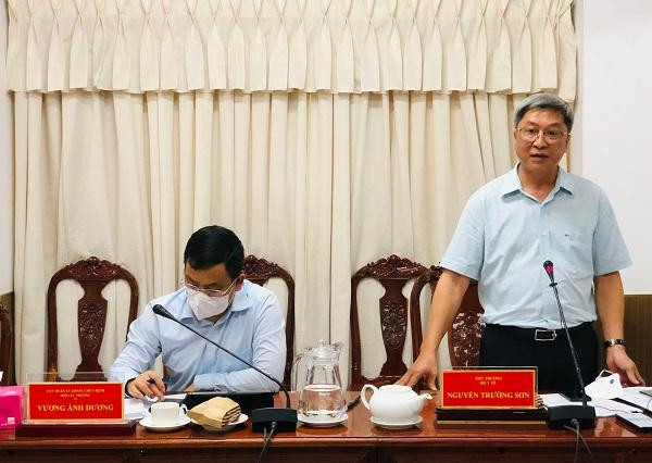 Thứ trưởng Bộ Y tế Nguyễn Trường Sơn tại buổi làm việc với TP Cần Thơ.