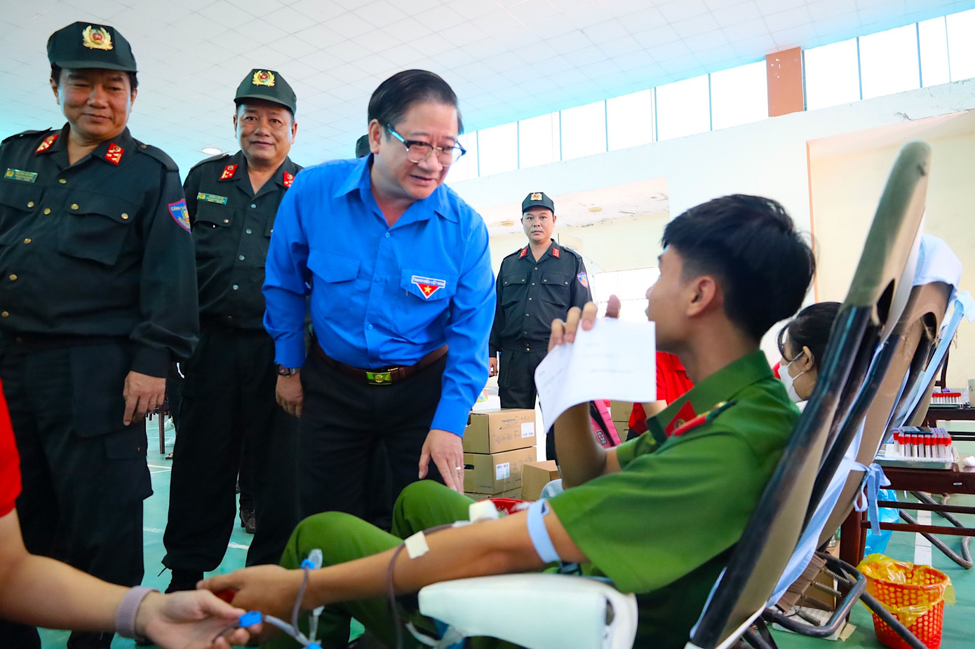 Chủ tịch UBND TP Cần Thơ ân cần thăm hỏi cán bộ chiến sĩ tham gia hiến máu tình nguyện tại Ngày hội Chủ nhật Đỏ.
