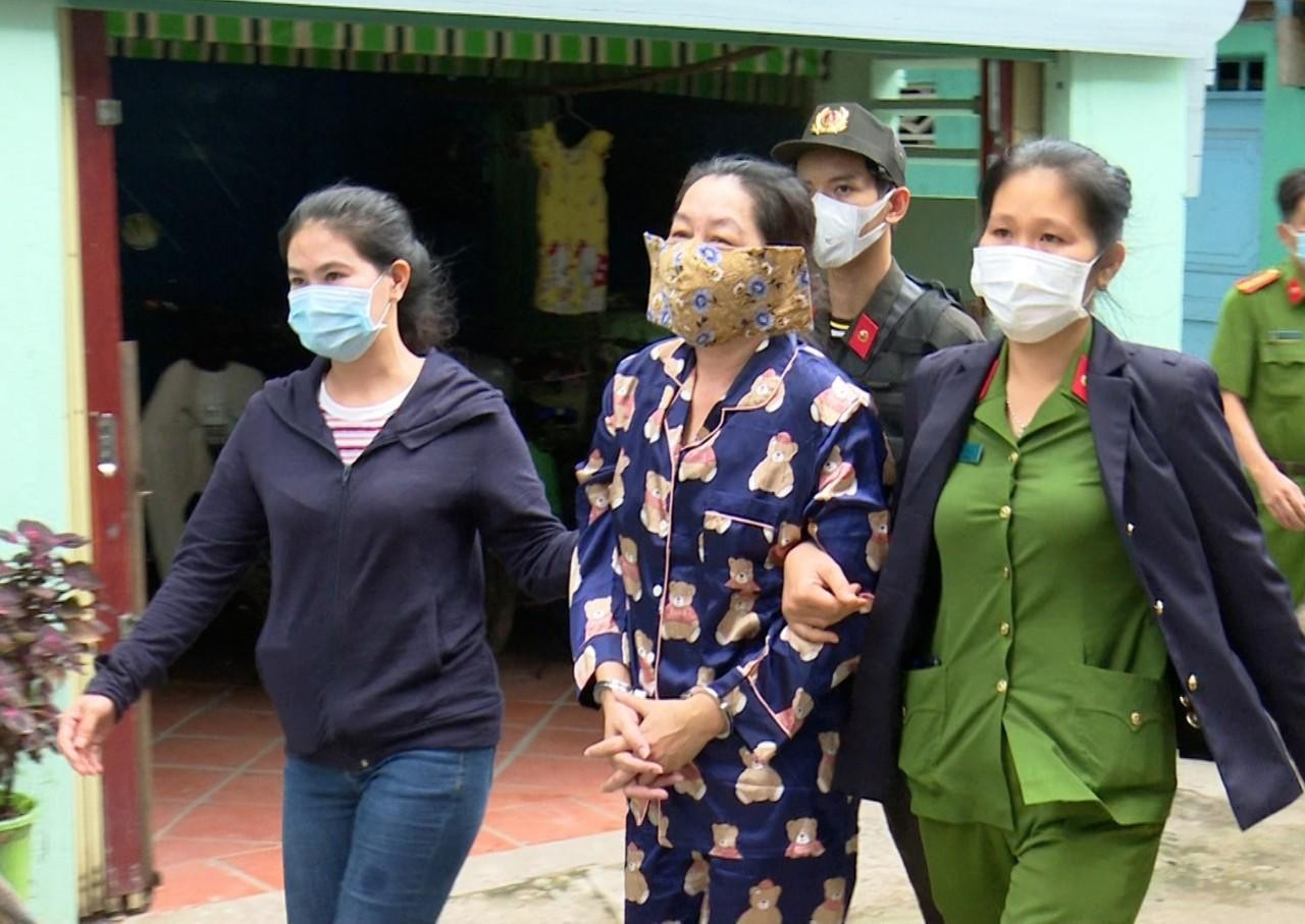 Dẫn giải "bà trùm" Mười Tường về nhà tại ấp Phước Thọ, xã Đa Phước, huyện An Phú, tỉnh An Giang. Dẫn giải "bà trùm" Mười Tường về nhà tại ấp Phước Thọ, xã Đa Phước, huyện An Phú, tỉnh An Giang.