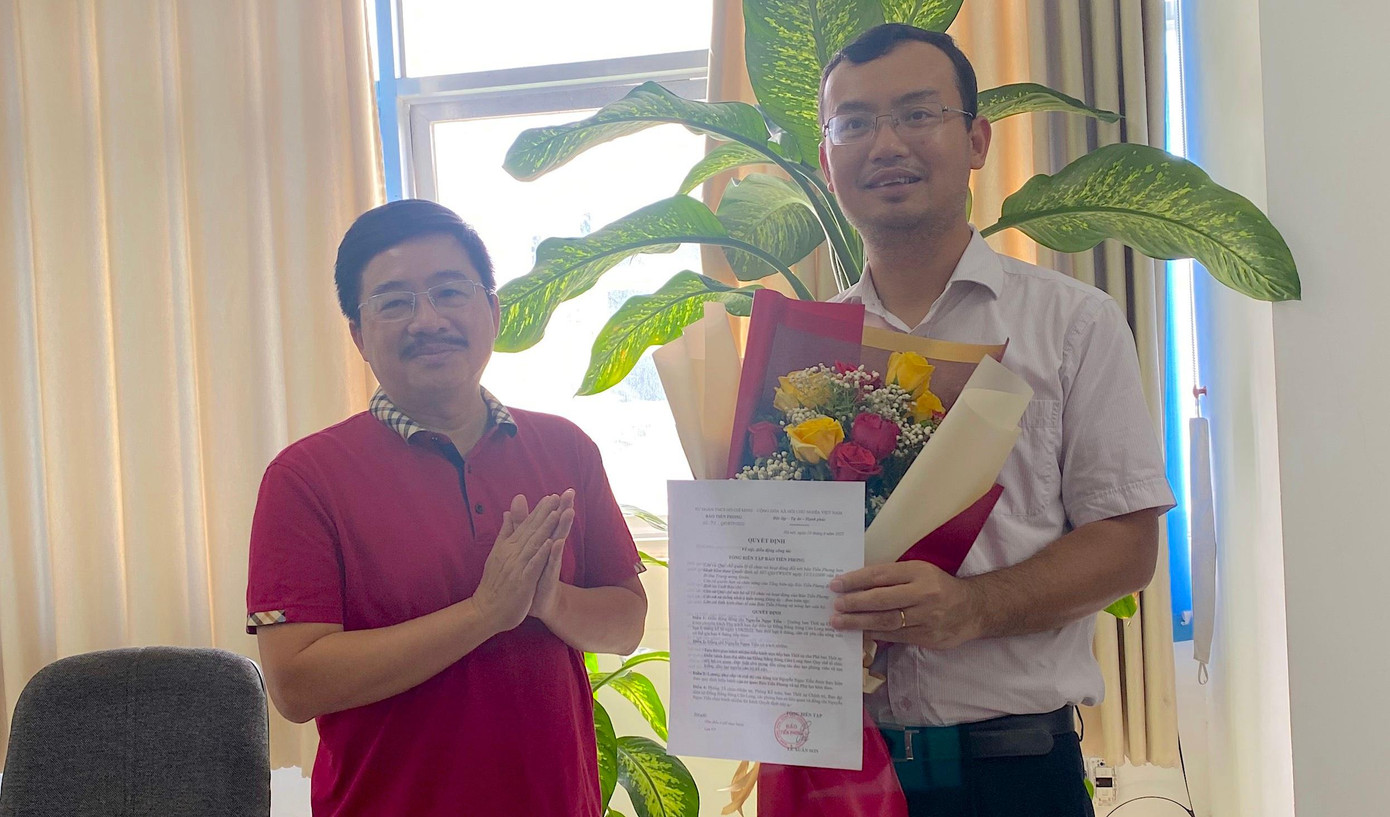 Nhà báo Vũ Tiến - Phó Tổng biên tập Báo Tiền Phong trao quyết định điều động, phân công công tác cho Nhà báo Nguyễn Ngọc Tiến. Ảnh: Nhật Huy. Nhà báo Vũ Tiến - Phó Tổng biên tập Báo Tiền Phong trao quyết định điều động, phân công công tác cho Nhà báo Nguyễn Ngọc Tiến. Ảnh: Nhật Huy.