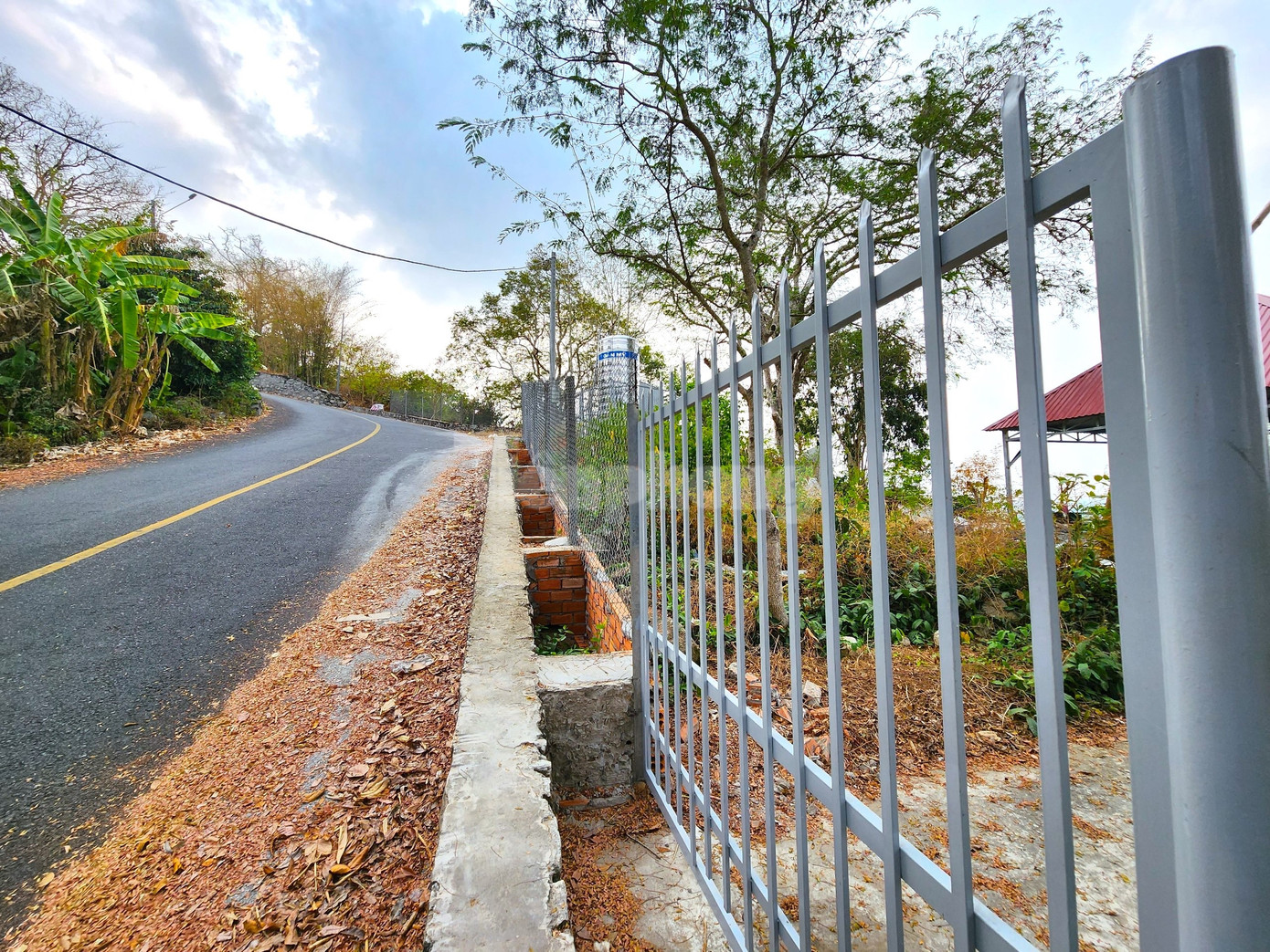 Công trình của bà L. có chiều dài 23m, ngang 5m; có bờ rào lưới B40 quanh khuôn viên. Ảnh: Kim Hà.