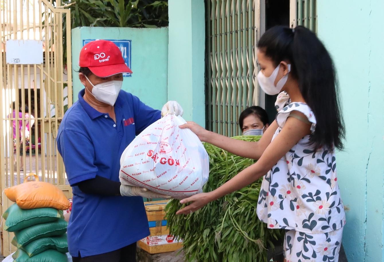 Anh Phạm Đỗ Minh Trung là người vận chuyển quà đến trao tặng cho bà con - Ảnh: Kim Hà.