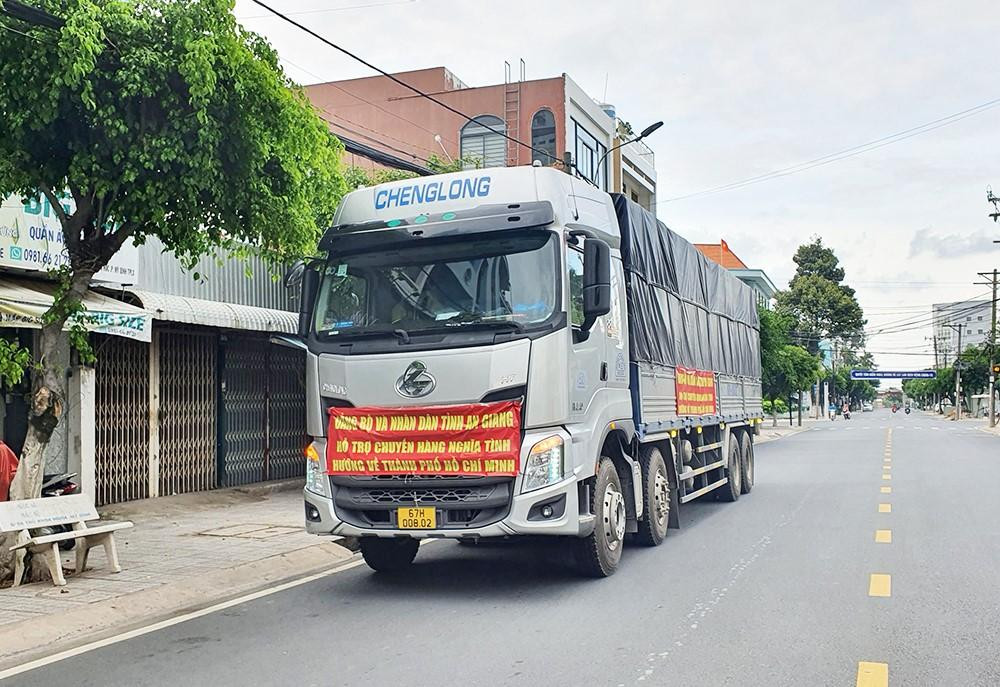 Chuyến xe chở nhu yếu phẩm của tỉnh An Giang tiến về TP Hồ Chí Minh.