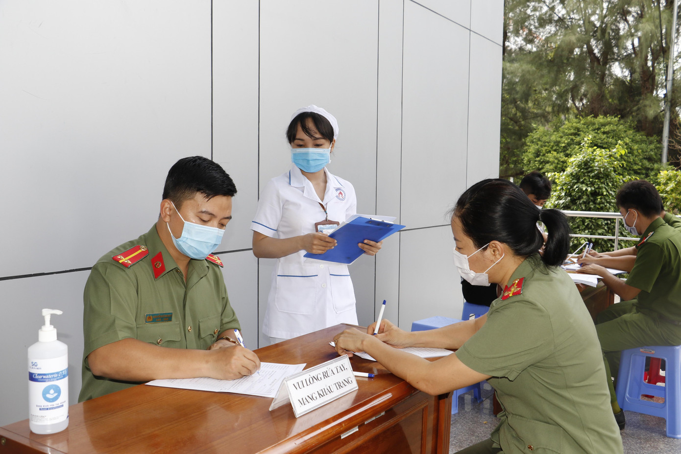 Tại bàn đăng kí, Trung úy Nguyễn Huỳnh Huy (Phòng Công tác Đảng và Công tác chính trị) chia sẻ: “Đã nhiều lần tham gia hiến máu, bản thân tôi nhận thấy đây là việc làm đặc biệt ý nghĩa. Vì giọt máu của mình cho đi có thể giúp đỡ các bệnh nhân vượt qua cơn hiểm nghèo. Hơn nữa, trong mùa dịch như hiện nay thì việc làm này lại càng thiết thực. Nó không chỉ kịp thời cung cấp trong điều trị cho người bệnh, mà qua đó còn xây dựng được hình ảnh đẹp của người chiến sĩ Công an nhân dân trong lòng dân”.
