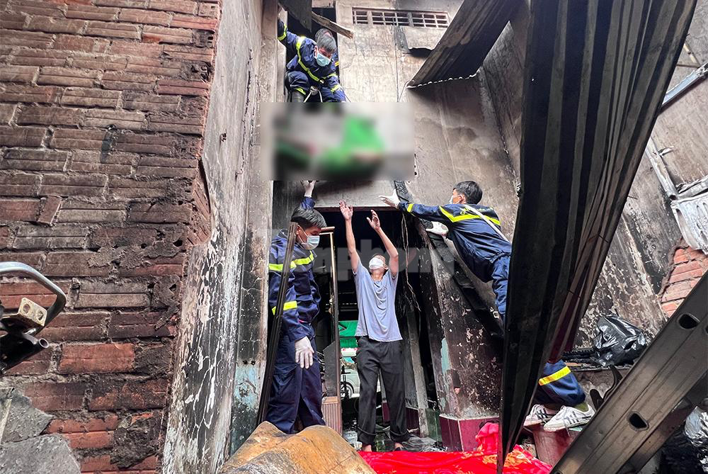 Vụ cháy lúc rạng sáng khiến 2 mẹ con tử vong thương tâm. Vụ cháy lúc rạng sáng khiến 2 mẹ con tử vong thương tâm.