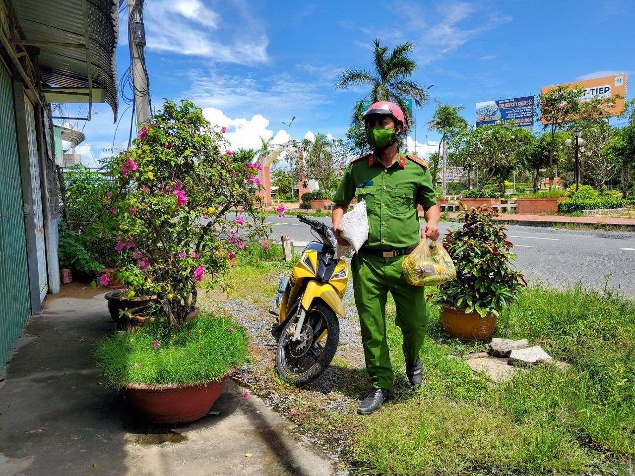 Từ khi áp dụng giãn cách xã hội theo Chỉ thị 16 đến nay, Công an phương Thới Thuận đã trao tặng hơn 1.000 phần quà trị giá trên 100 triệu đồng cho người dân. Ngoài ra, các cán bộ chiến sĩ còn trở thành "shipper bất đắc dĩ", tình nguyện đi chợ, mua thuốc mỗi khi bà con có nhu cầu.