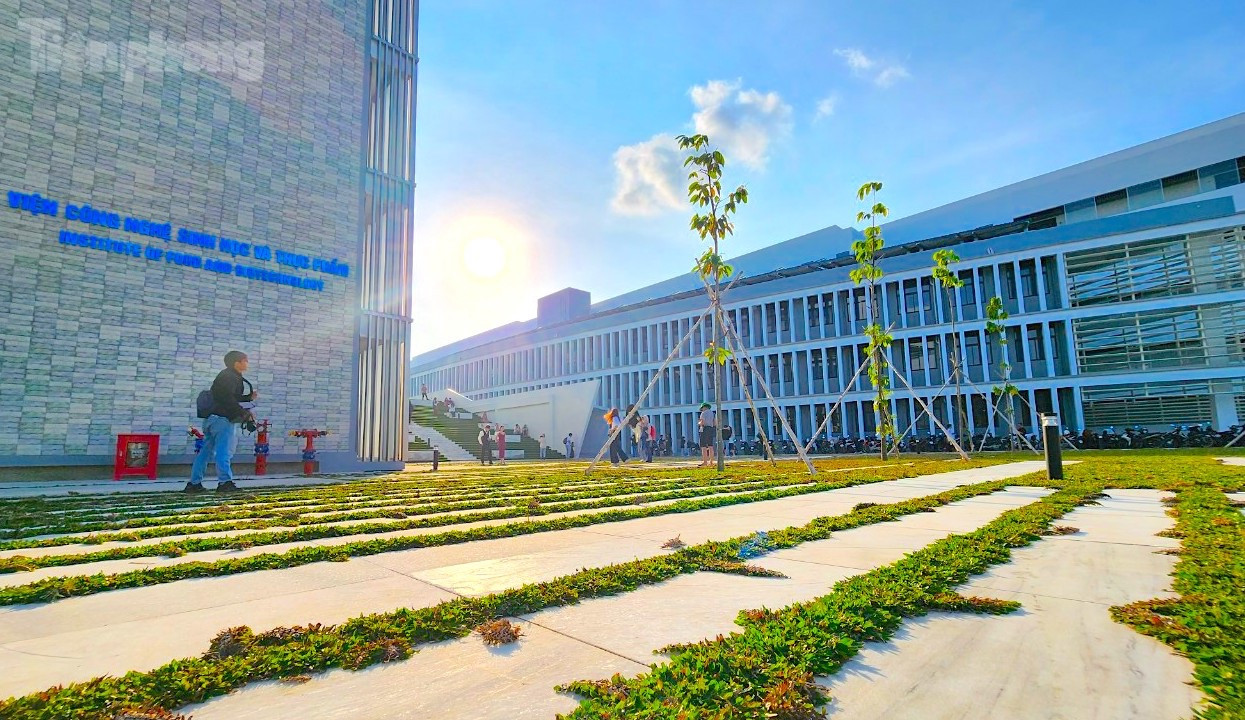 Được biết, Tòa nhà Phức hợp Phòng thí nghiệm (Research Laboratories Complex - RLC) nằm trong khuôn khổ Dự án Nâng cấp Trường Đại học Cần Thơ, là một trong hai công trình có quy mô lớn nhất của Trường Đại học Cần Thơ đến thời điểm hiện tại.