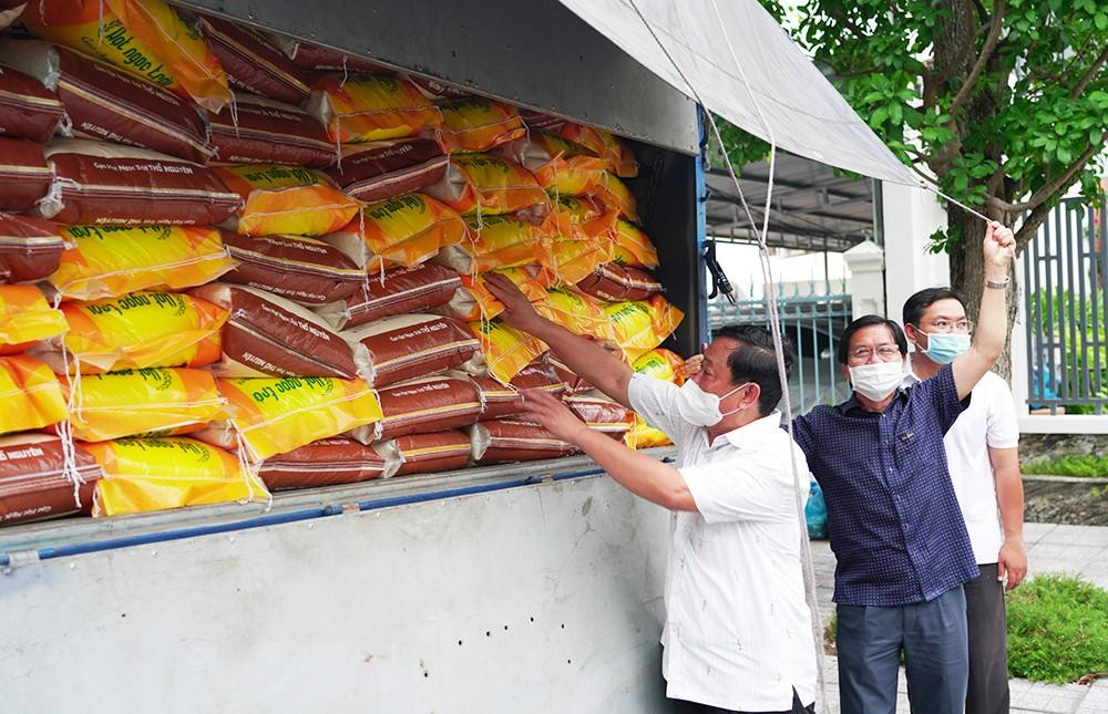 Kiểm tra hàng hoá trước khi xuất phát.