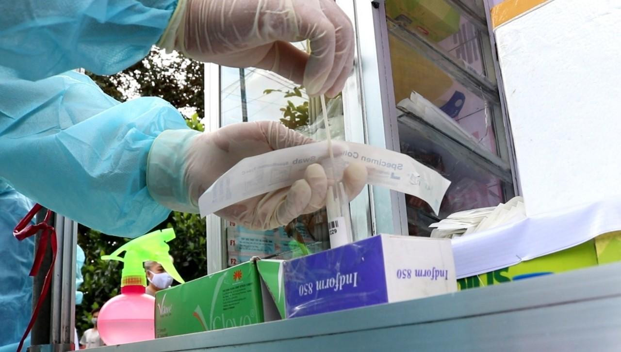 Bàn chế biến thực phẩm thành nơi để mẫu test - Ảnh: Kim Hà.