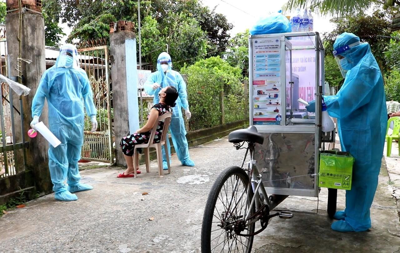 Vị trí của người bán cá viên chiên trong mùa dịch được thay thế bằng nhân viên y tế - Ảnh: Kim Hà.