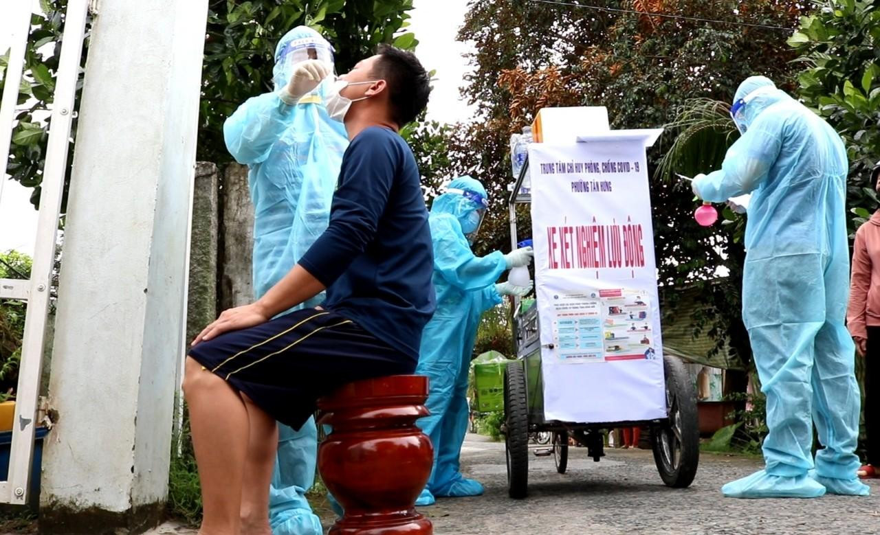 Việc lấy mẫu xét nghiệm giờ đây thuận tiện cho cả người dân và tuyến đầu chống dịch của phường - Ảnh: Kim Hà.