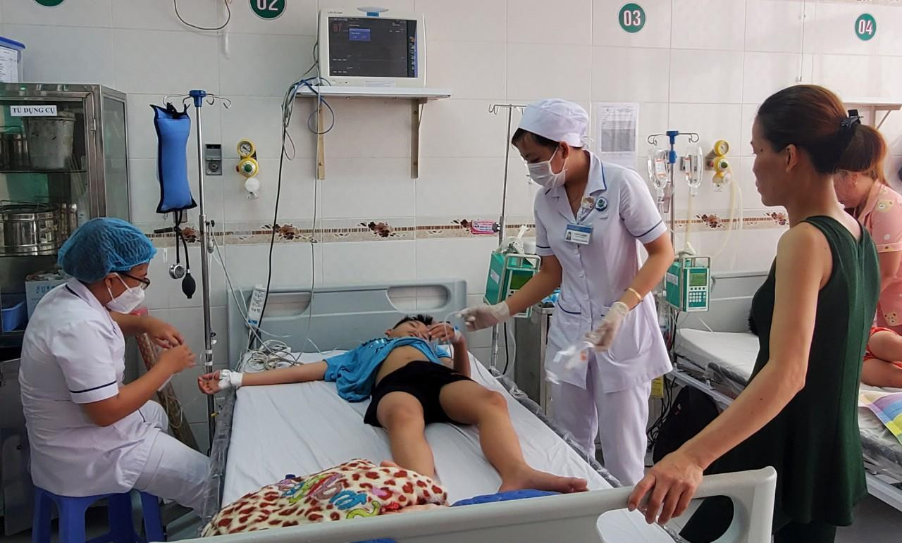 Các điều dưỡng đang truyền dịch cho con của chị Diệu - Ảnh: Kim Hà.