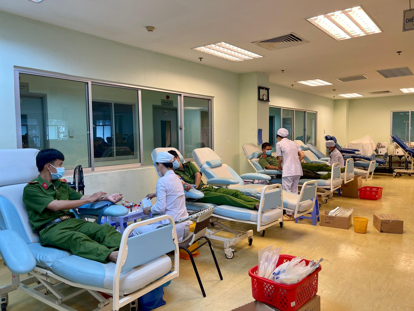 Trong năm 2021, lực lượng Công an TP Cần Thơ đã có hơn 200 lượt CBCS tham gia hiến máu. Trong đó, có khoảng 100 lượt hưởng ứng Ngày hội hiến máu Chủ nhật Đỏ lần thứ XIII do báo Tiền Phong tổ chức.