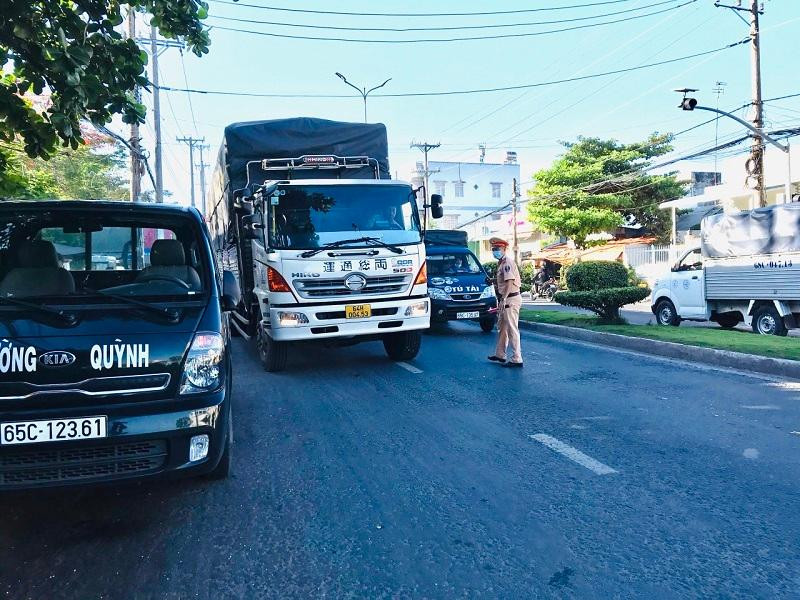 Chốt kiểm soát trên đường bộ.