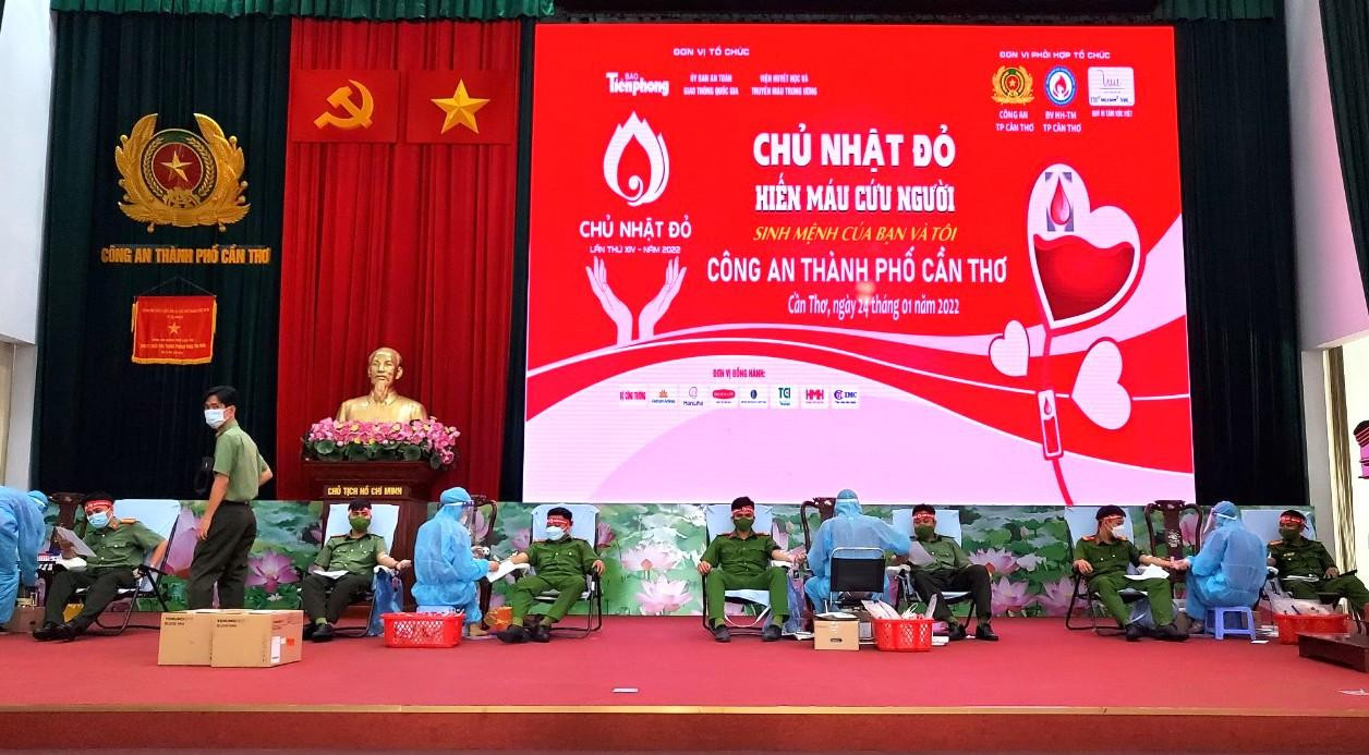 Trong thời điểm dịch bệnh COVID-19, ngân hàng máu tại các bệnh viện ở ĐBSCL vô cùng khan hiếm. Do đó, việc chia sẻ những giọt máu hồng lúc này là một nghĩa cử vô cùng quý báu, kịp thời tiếp thêm lượng máu cần thiết giúp bệnh nhân vượt qua bệnh tật - Ảnh: Kim Hà.