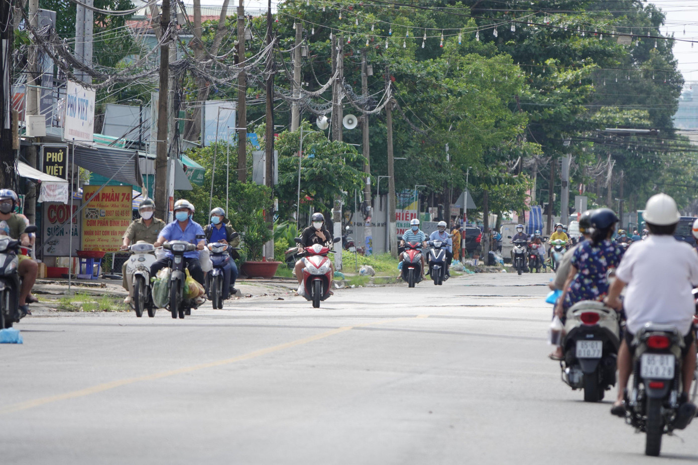Theo ghi nhận của phóng viên, tại các cung đường, con phố trong nội ô Cần Thơ trong ngày 24/9 đã trở nên đông đúc hơn. Người dân được di chuyển trong các “vùng xanh” với nhau - Ảnh: Kim Hà.