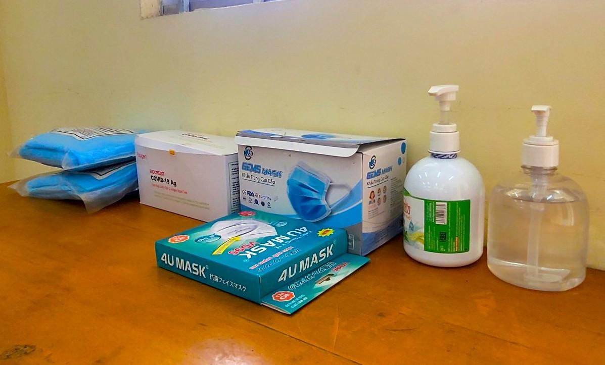 Cồn sát khuẩn, đồ bảo hộ, khẩu trang,... phòng chống COVID-19 cũng được trang bị đầy đủ - Ảnh: Kim Hà. Cồn sát khuẩn, đồ bảo hộ, khẩu trang,... phòng chống COVID-19 cũng được trang bị đầy đủ - Ảnh: Kim Hà.