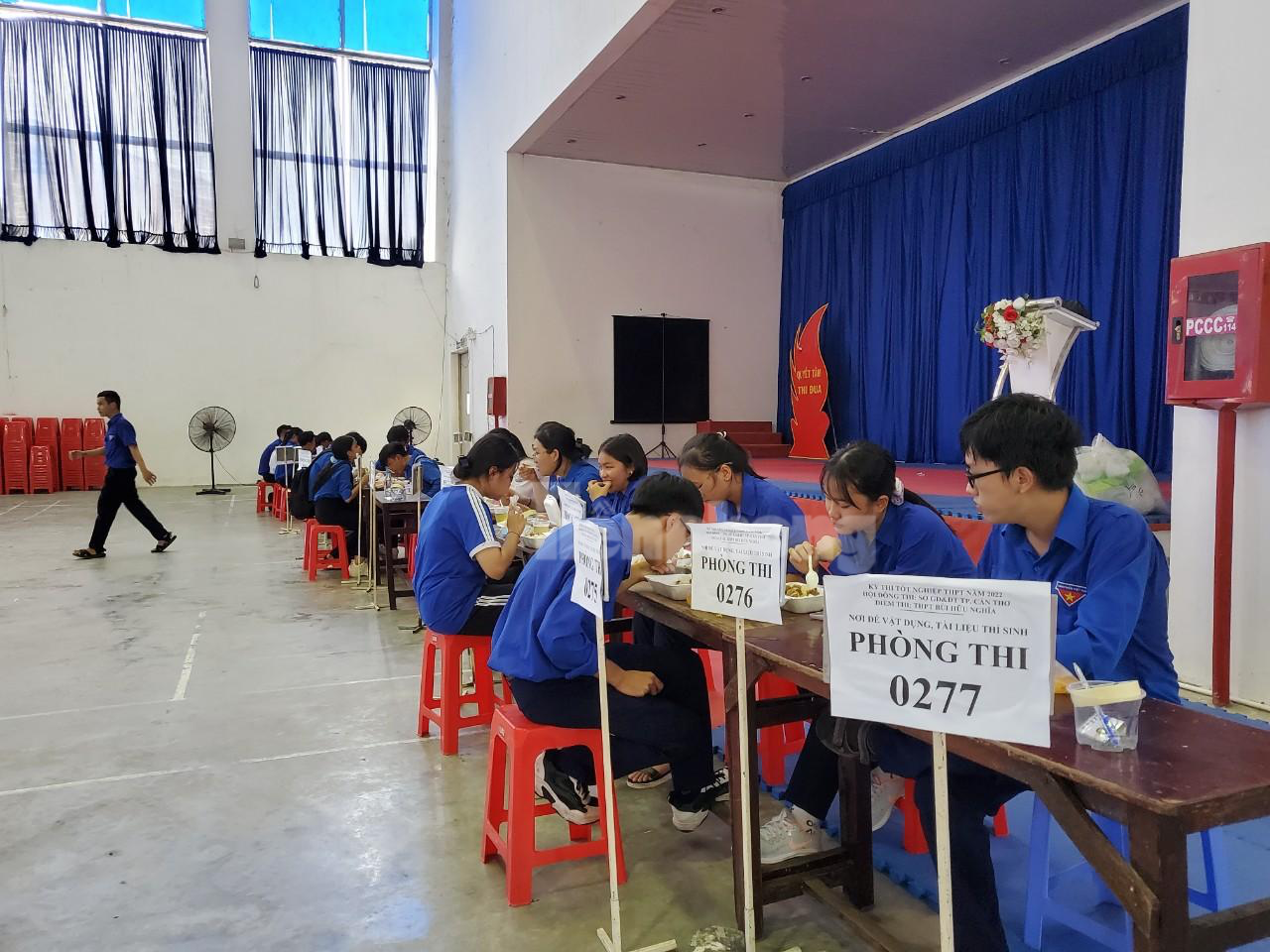 Sở GD&amp;ĐT TP Cần Thơ cho biết, trong môn thi ngữ văn, toàn thành phố có 11.686 thí sinh dự thi, số thí sinh vắng là 29; tỷ lệ dự thi đạt 99,75% - Ảnh: Kim Hà.