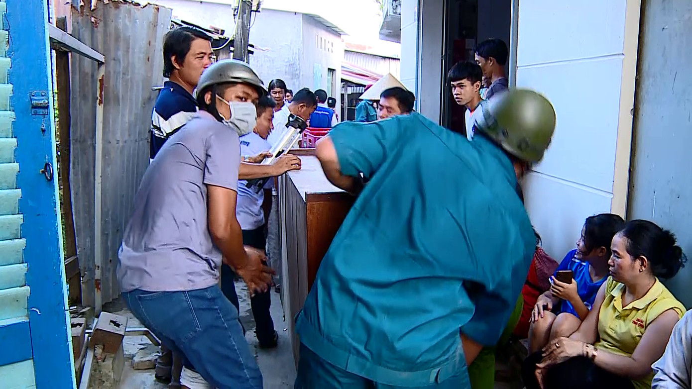 Các lực lượng hỗ trợ người dân di dời.