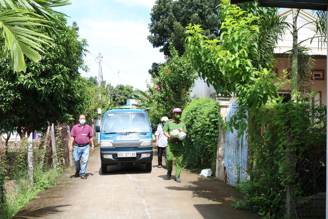 Xe thực phẩm cùng cán bộ chiến sĩ mang thực phẩm đến từng nhà - Ảnh: Kim Hà.