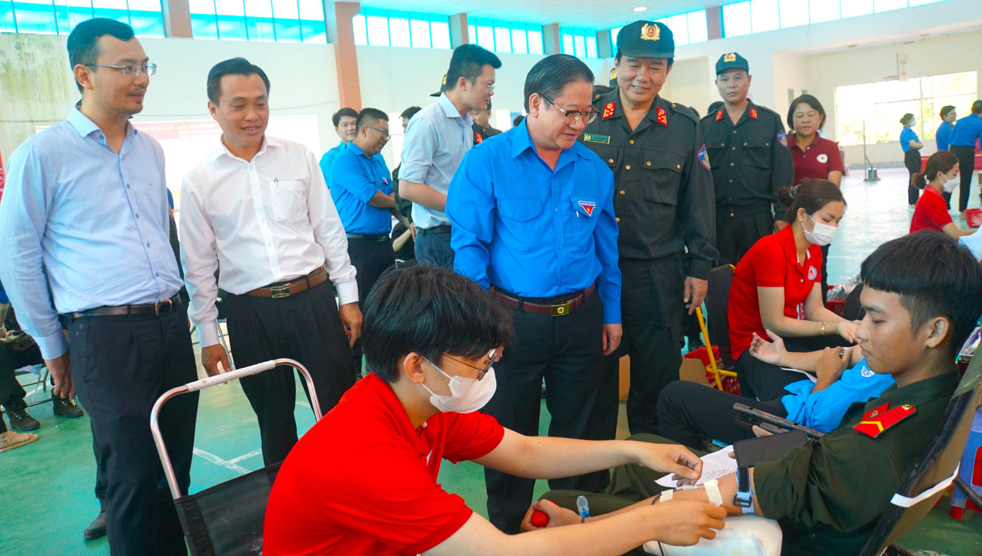 Chủ tịch UBND TP Cần Thơ Trần Việt Trường (áo xanh thanh niên) đến tham gia Chủ nhật Đỏ.