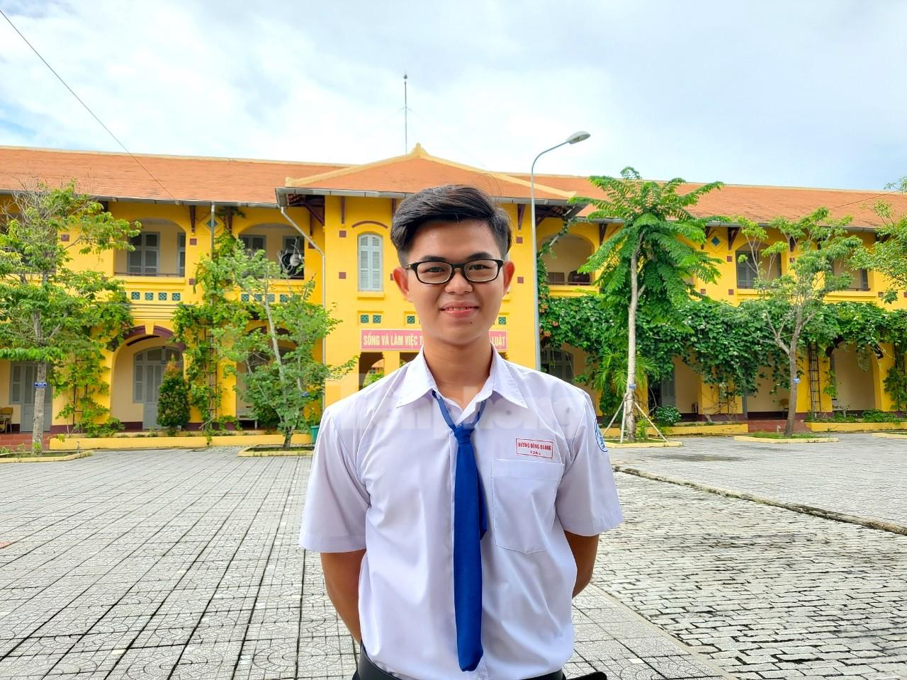 Yêu thích ngành kĩ thuật phần mềm, em Dương Đông Quang (lớp 12A6) dự định thi vào Trường Đại học FPT để theo đuổi đam mê. Quang chia sẻ: “Hiện tại em đã chuẩn bị đầy đủ kiến thức để sẵn sàng cho kì thi năm nay. Bên cạnh việc ôn tập tại trường, em còn tìm hiểu nhiều mẹo sử dụng máy tính bỏ túi, kĩ thuật giải nhanh trên mạng xã hội để làm bài tốt hơn. Do đó, em rất tự tin sẽ đạt điểm cao trong kì thi năm nay” - Ảnh: Kim Hà. Yêu thích ngành kĩ thuật phần mềm, em Dương Đông Quang (lớp 12A6) dự định thi vào Trường Đại học FPT để theo đuổi đam mê. Quang chia sẻ: “Hiện tại em đã chuẩn bị đầy đủ kiến thức để sẵn sàng cho kì thi năm nay. Bên cạnh việc ôn tập tại trường, em còn tìm hiểu nhiều mẹo sử dụng máy tính bỏ túi, kĩ thuật giải nhanh trên mạng xã hội để làm bài tốt hơn. Do đó, em rất tự tin sẽ đạt điểm cao trong kì thi năm nay” - Ảnh: Kim Hà.