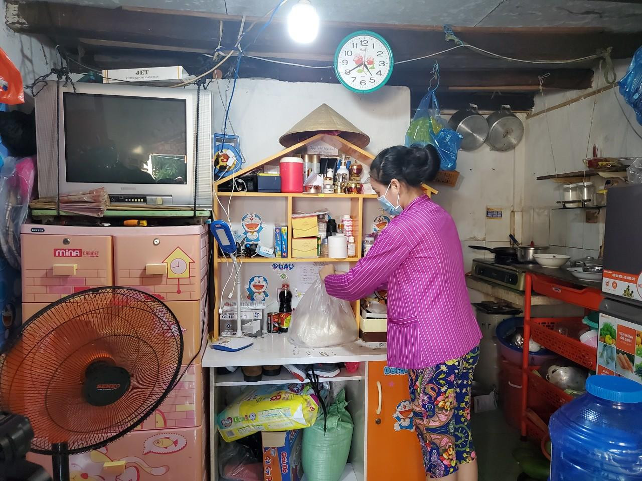 Bà Nguyễn Thị Khương (63 tuổi, chủ nhà trọ 171A/6, khu vực 4 phường Trà Nóc) chia sẻ: “Khu trọ của tôi có 25 phòng nhưng từ khi có dịch đến nay, công nhân trả phòng về quê một nửa. Hiện tại chỉ còn 12 phòng, 25 nhân khẩu. Ở đây giá phòng từ 500 – 550 ngàn đồng/tháng nhưng trong thời buổi khó khăn này, tôi cũng chủ động giảm 50% tiền trọ mỗi tháng để nhẹ phần nào gánh nặng cho bà con” - Ảnh: Kim Hà.