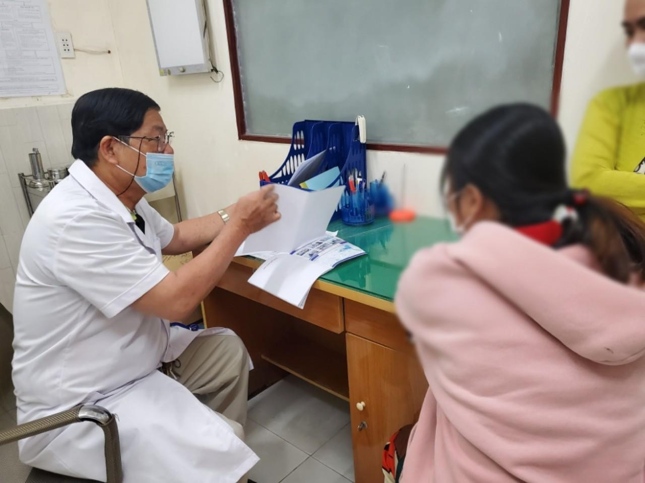 Bác sĩ tại Phòng khám Đa khoa Cần Thơ giải thích cho chị T. nhưng không thoả đáng - Ảnh: Kim Hà.