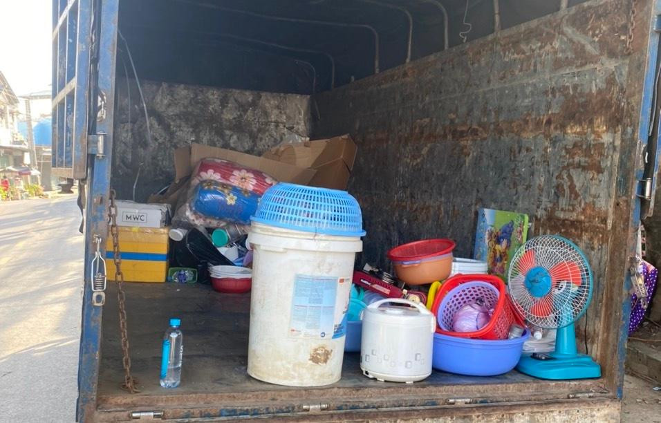 Hàng hoá trên xe mà tài xế này chở không đúng với đăng kí. Hàng hoá trên xe mà tài xế này chở không đúng với đăng kí.